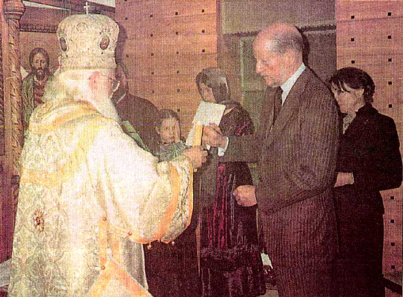 Mitropolitan and Zar SIMEON II (accompanied by Zariza Margherita) lighting the first candle in the new church